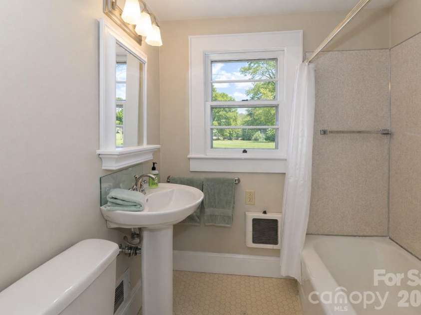 216 31st Avenue, Hickory, NC 28601.  MLS# CAR4349538, YatesRealty ID 20884. Full bathroom upper level
