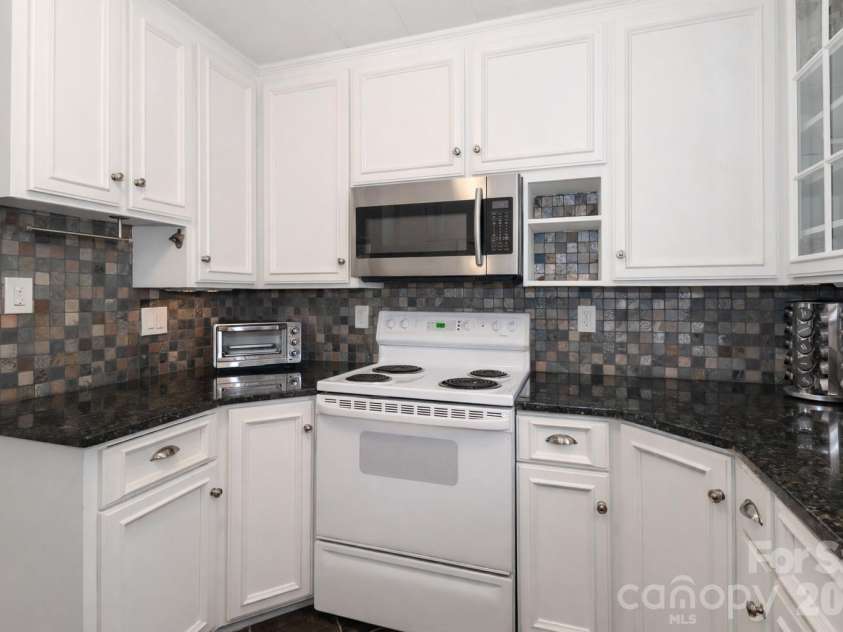 216 31st Avenue, Hickory, NC 28601.  MLS# CAR4349538, YatesRealty ID 20884. Kitchen