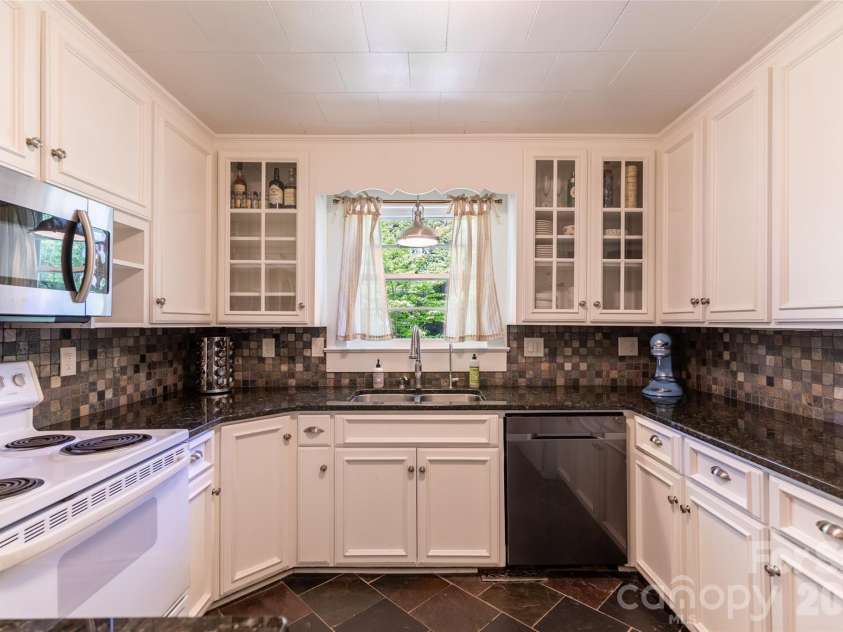 216 31st Avenue, Hickory, NC 28601.  MLS# CAR4349538, YatesRealty ID 20884. Kitchen