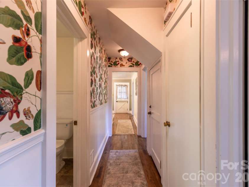 216 31st Avenue, Hickory, NC 28601.  MLS# CAR4349538, YatesRealty ID 20884. Main floor hallway