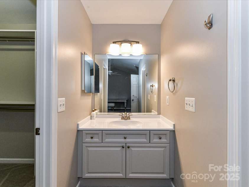 9530 Elizabeth Townes Lane, Charlotte, NC 28277.  MLS# CAR4264411, YatesRealty ID 20884. 