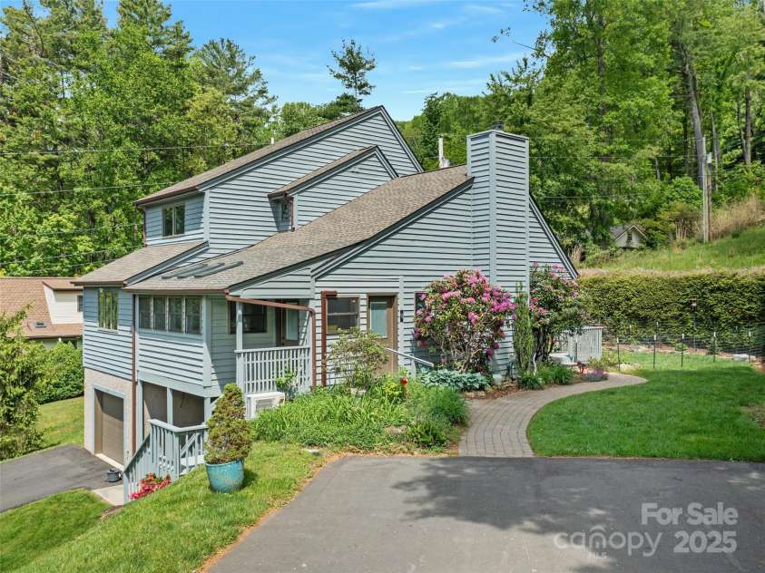 317 Robertson Street, Burnsville, NC 28714.  MLS# CAR4257391, YatesRealty ID 20887. 