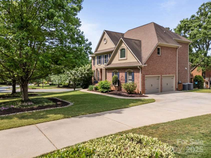 18305 Dembridge Drive, Davidson, NC 28036.  MLS# CAR4249424, YatesRealty ID 20889. 