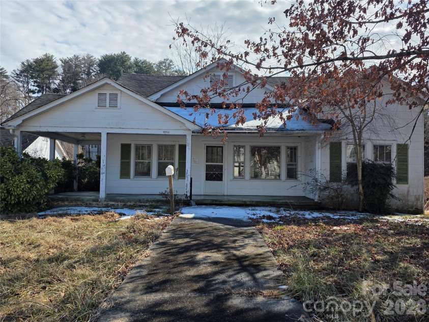 522 1st Avenue, Hendersonville, NC 28739.  MLS# CAR4343558, YatesRealty ID 2089. 