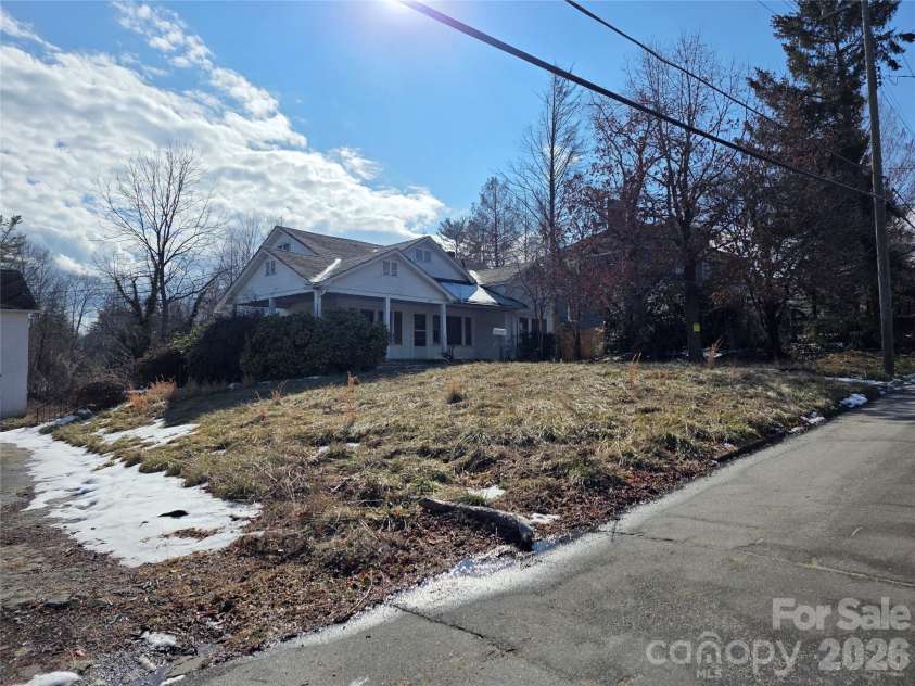 522 1st Avenue, Hendersonville, NC 28739.  MLS# CAR4343558, YatesRealty ID 2089. 