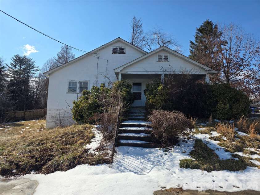 522 1st Avenue, Hendersonville, NC 28739.  MLS# CAR4343558, YatesRealty ID 2089. 
