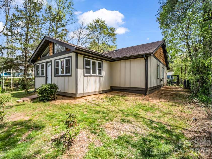 605 Rhododendron Avenue, Black Mountain, NC 28711.  MLS# CAR4367853, YatesRealty ID 20891. 