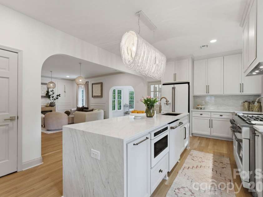 2823 Wickersham Road, Charlotte, NC 28211.  MLS# CAR4372867, YatesRealty ID 20893. 