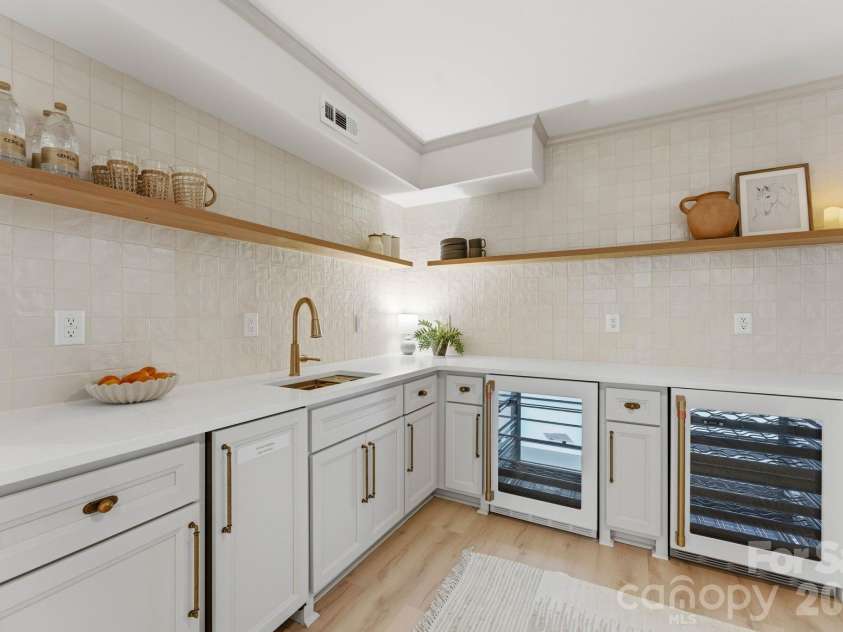 2823 Wickersham Road, Charlotte, NC 28211.  MLS# CAR4372867, YatesRealty ID 20893. 