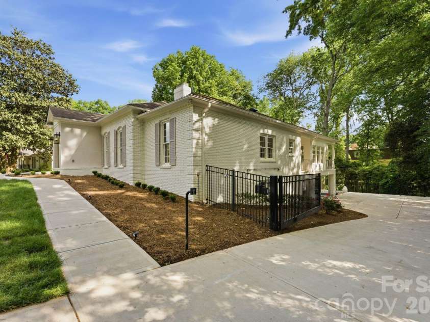 2823 Wickersham Road, Charlotte, NC 28211.  MLS# CAR4372867, YatesRealty ID 20893. 