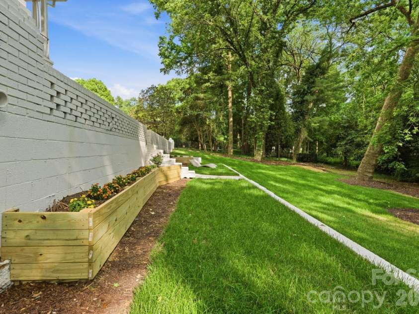 2823 Wickersham Road, Charlotte, NC 28211.  MLS# CAR4372867, YatesRealty ID 20893. 