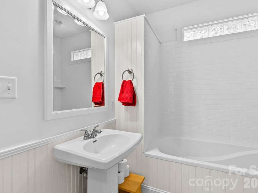 11 Myra Place, Asheville, NC 28806.  MLS# CAR4284280, YatesRealty ID 20895. Primaries bath has a jetted tub.