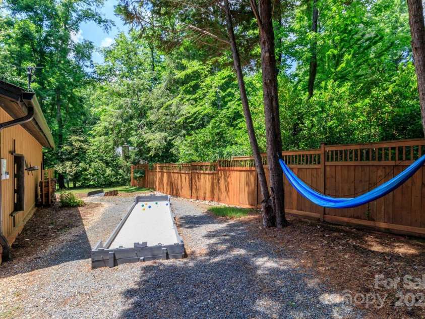 6119 Bittersweet Lane, Charlotte, NC 28270.  MLS# CAR4259324, YatesRealty ID 20897. 