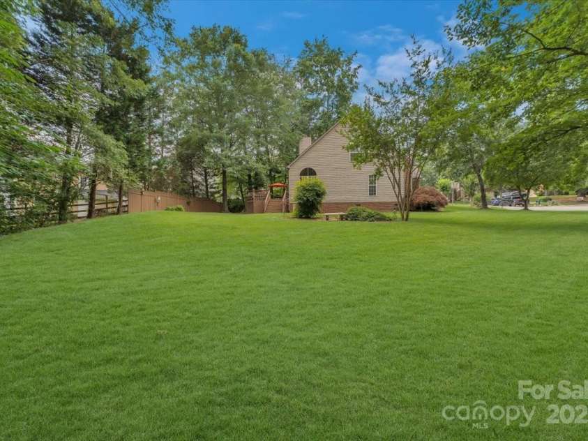 9040 Scottsboro Drive, Huntersville, NC 28078.  MLS# CAR4271133, YatesRealty ID 20900. 