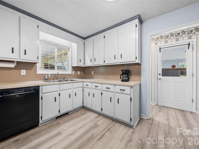 2503 White Store Road, Wingate, NC 28174.  MLS# CAR4368423, YatesRealty ID 20901. Kitchen