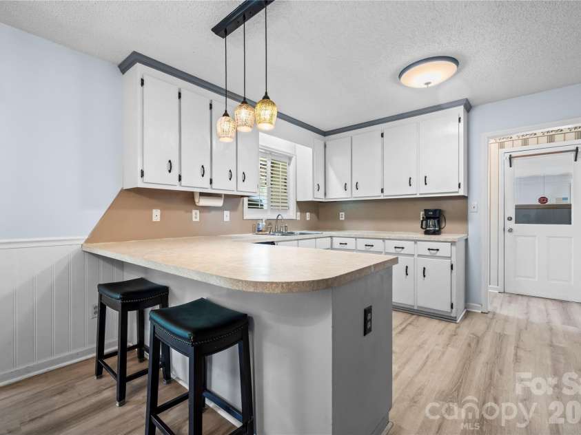 2503 White Store Road, Wingate, NC 28174.  MLS# CAR4368423, YatesRealty ID 20901. Kitchen breakfast bar