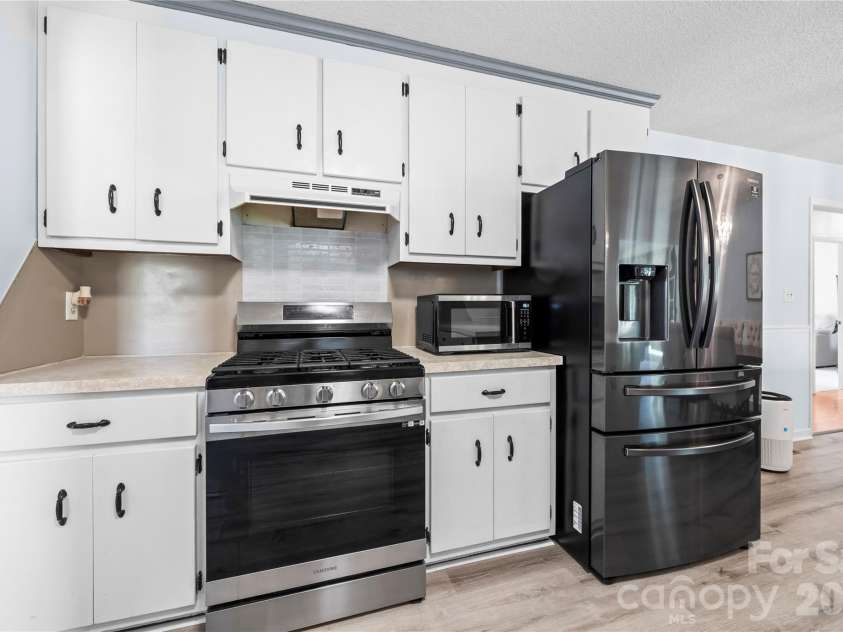 2503 White Store Road, Wingate, NC 28174.  MLS# CAR4368423, YatesRealty ID 20901. Kitchen with gas