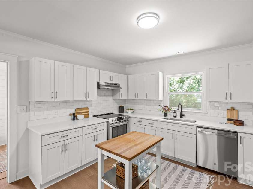 1915 Birchcrest Drive, Charlotte, NC 28205.  MLS# CAR4376317, YatesRealty ID 20902. 