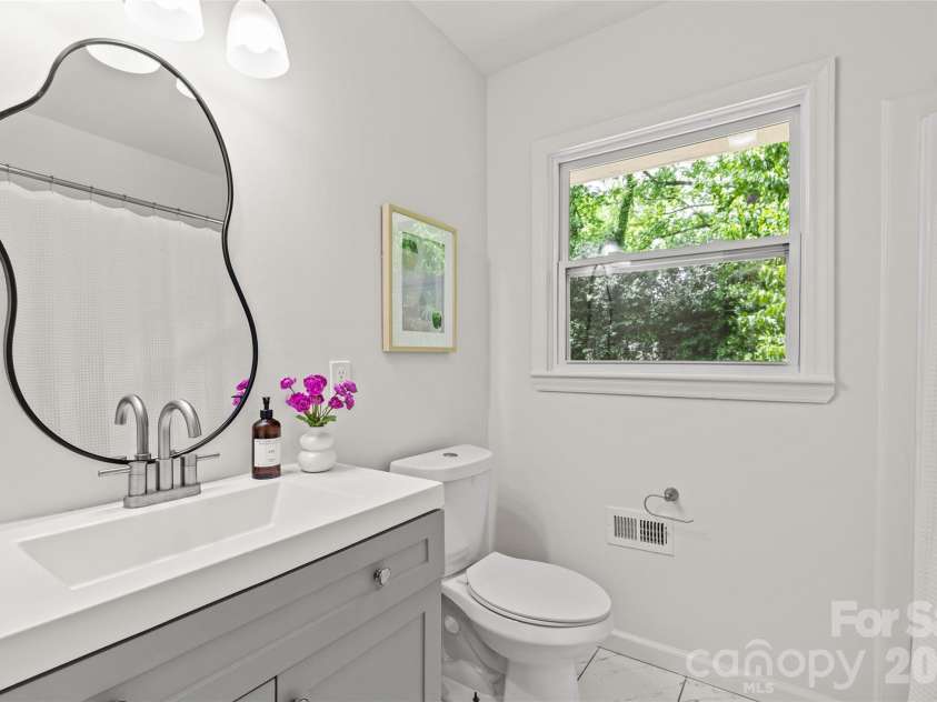1915 Birchcrest Drive, Charlotte, NC 28205.  MLS# CAR4376317, YatesRealty ID 20902. 