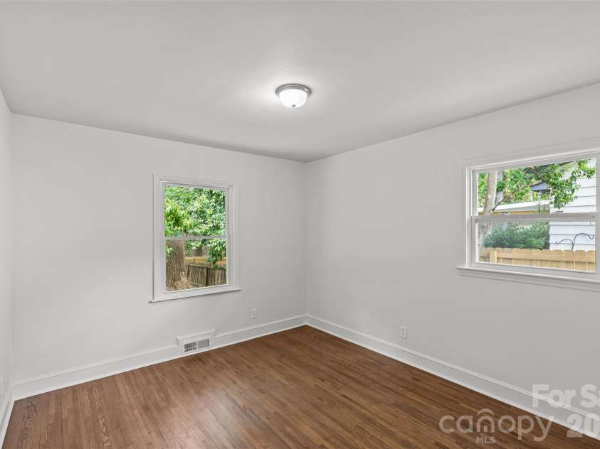 1915 Birchcrest Drive, Charlotte, NC 28205.  MLS# CAR4376317, YatesRealty ID 20902. 