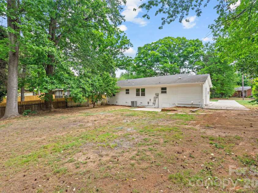 1915 Birchcrest Drive, Charlotte, NC 28205.  MLS# CAR4376317, YatesRealty ID 20902. 