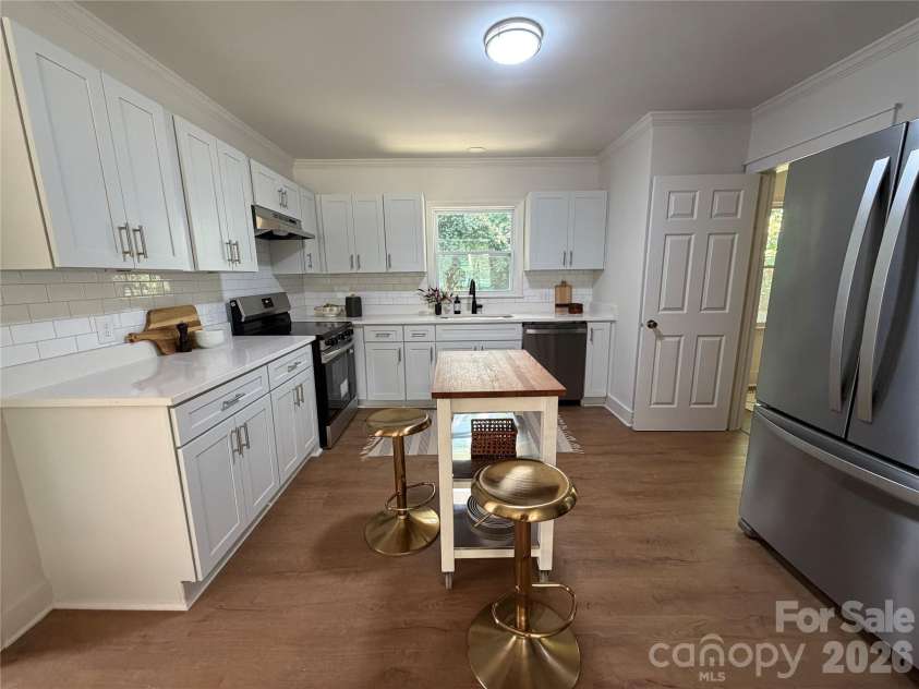 1915 Birchcrest Drive, Charlotte, NC 28205.  MLS# CAR4424189, YatesRealty ID 20902. 
