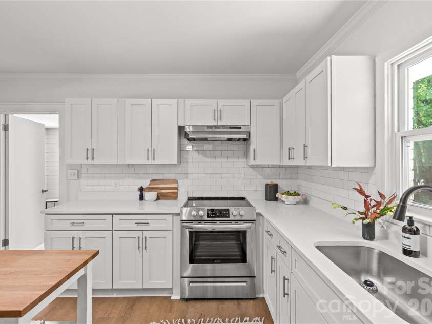 1915 Birchcrest Drive, Charlotte, NC 28205.  MLS# CAR4424189, YatesRealty ID 20902. 