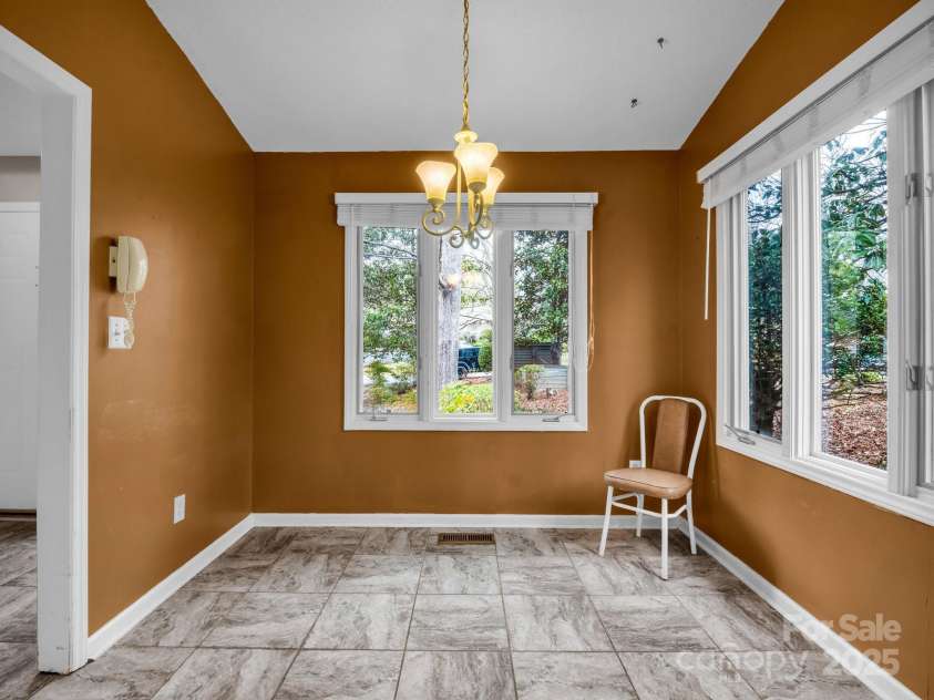 31 Hunting Country Trail, Tryon, NC 28782.  MLS# CAR4240091, YatesRealty ID 20903. Breakfast area