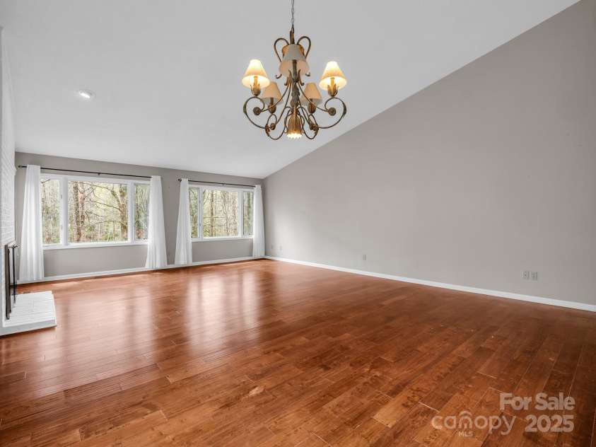 31 Hunting Country Trail, Tryon, NC 28782.  MLS# CAR4240091, YatesRealty ID 20903. Dining area