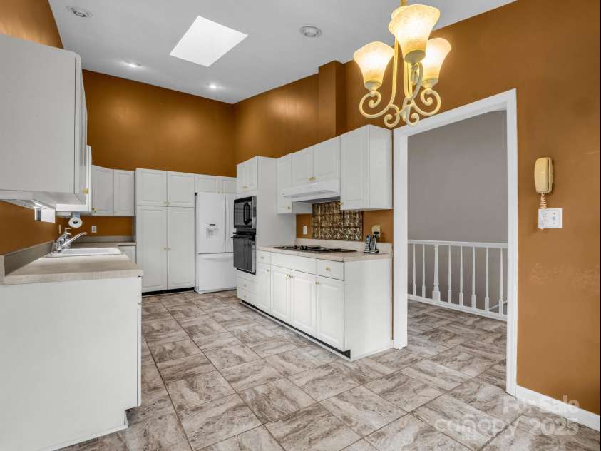 31 Hunting Country Trail, Tryon, NC 28782.  MLS# CAR4240091, YatesRealty ID 20903. Kitchen