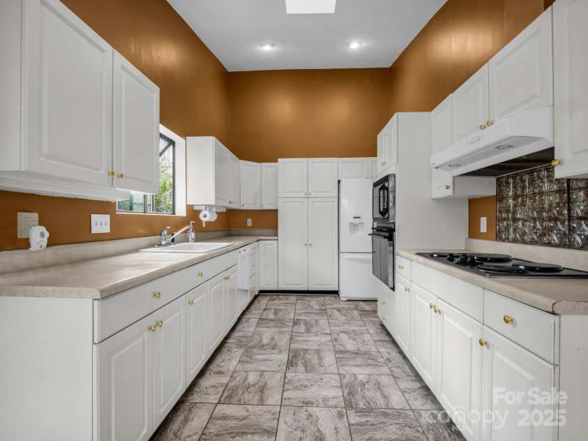 31 Hunting Country Trail, Tryon, NC 28782.  MLS# CAR4240091, YatesRealty ID 20903. Kitchen