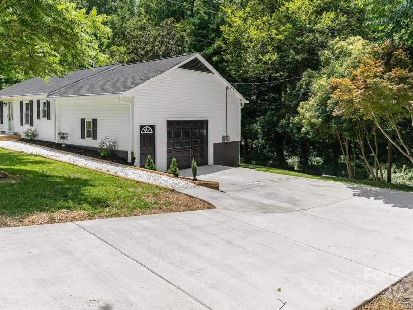 221 Belton Avenue, Mount Holly, NC 28120.  MLS# CAR4249394, YatesRealty ID 20905. 