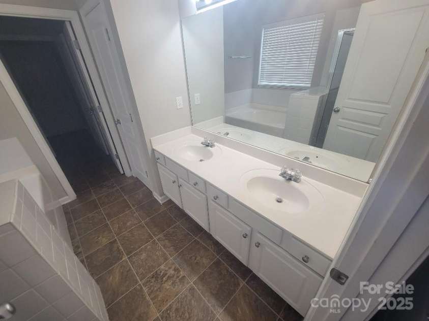 1715 Crabapple Tree Lane, Charlotte, NC 28214.  MLS# CAR4268525, YatesRealty ID 20908. 