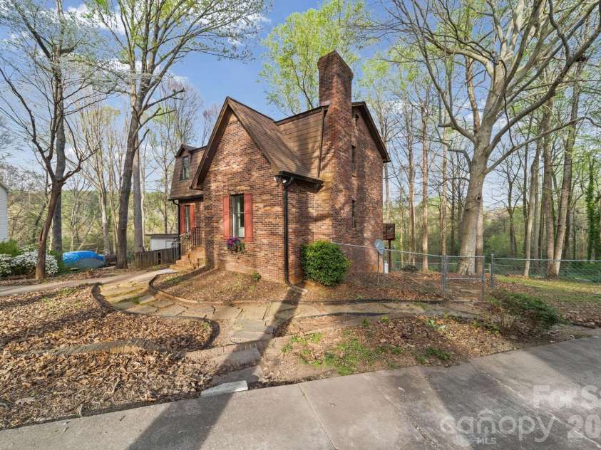 200 Maple Court, Lexington, NC 27295.  MLS# CAR4390895, YatesRealty ID 20911. 