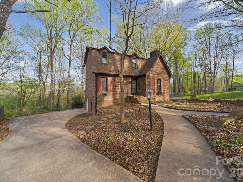 200 Maple Court, Lexington, NC 27295.  MLS# CAR4390895, YatesRealty ID 20911. 