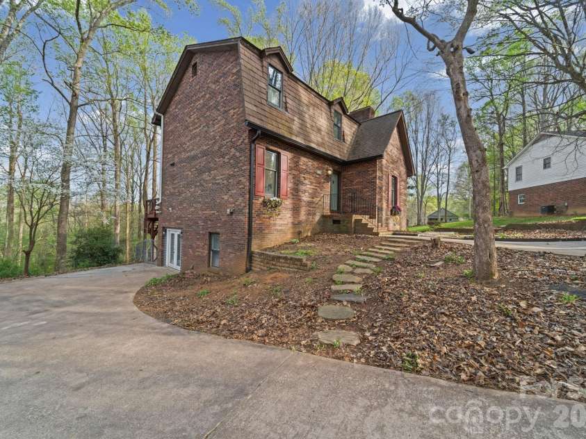200 Maple Court, Lexington, NC 27295.  MLS# CAR4390895, YatesRealty ID 20911. 