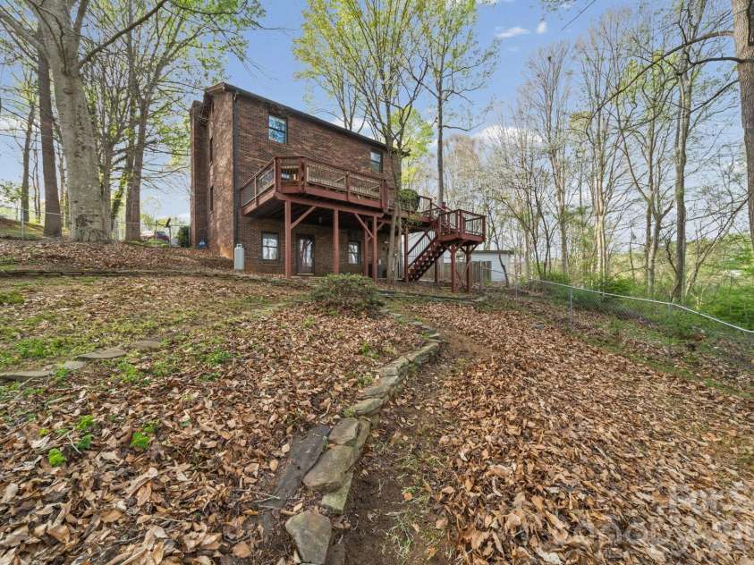 200 Maple Court, Lexington, NC 27295.  MLS# CAR4390895, YatesRealty ID 20911. 