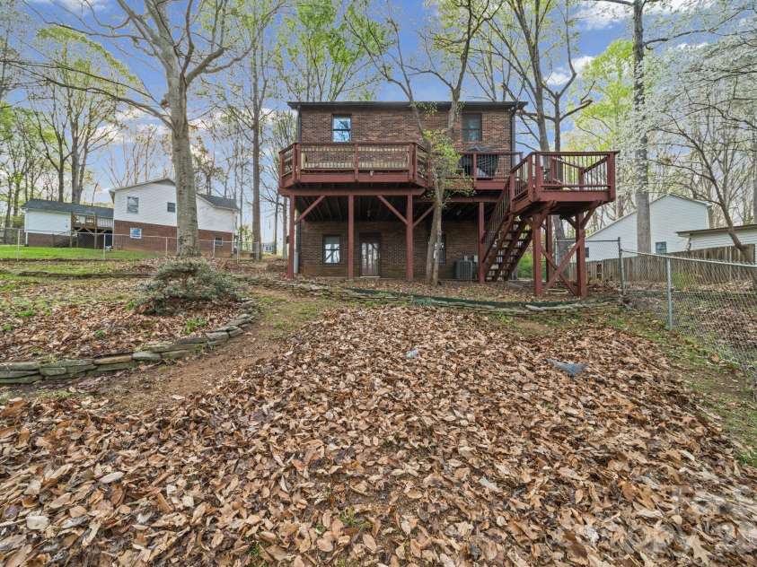 200 Maple Court, Lexington, NC 27295.  MLS# CAR4390895, YatesRealty ID 20911. 