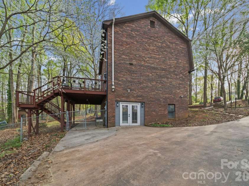 200 Maple Court, Lexington, NC 27295.  MLS# CAR4390895, YatesRealty ID 20911. 
