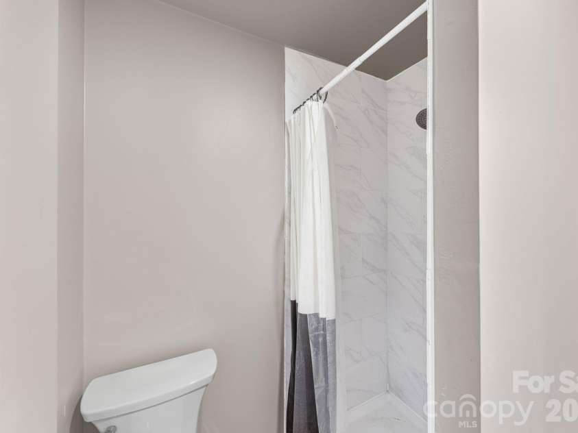 200 Maple Court, Lexington, NC 27295.  MLS# CAR4390895, YatesRealty ID 20911. Basement Full Bathroom