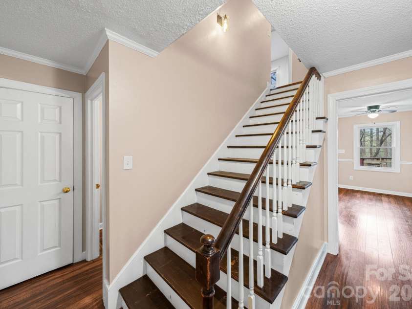 200 Maple Court, Lexington, NC 27295.  MLS# CAR4390895, YatesRealty ID 20911. Entry Way