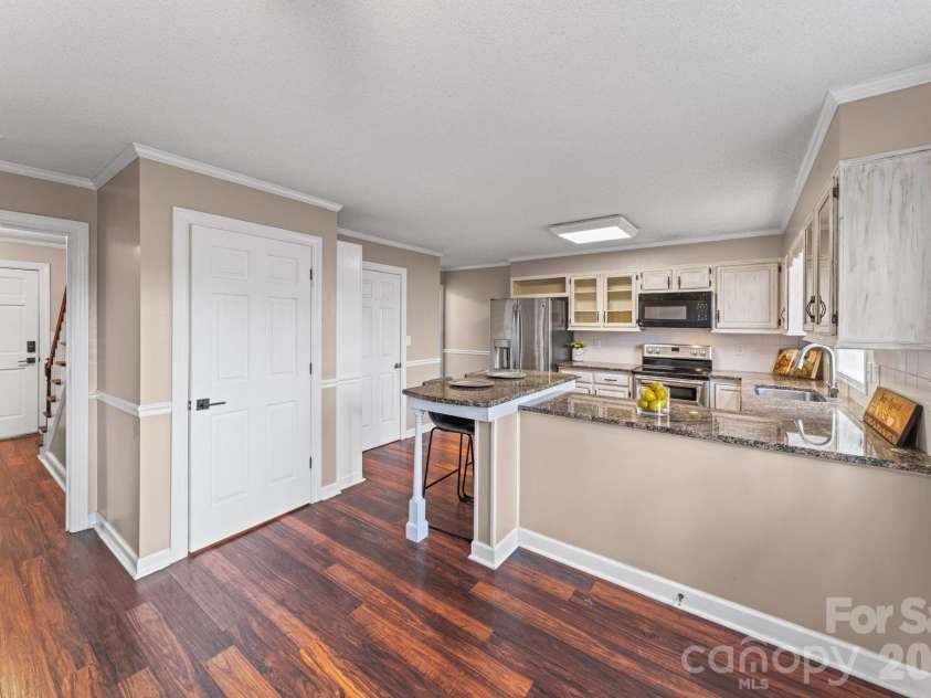 200 Maple Court, Lexington, NC 27295.  MLS# CAR4390895, YatesRealty ID 20911. Kitchen
