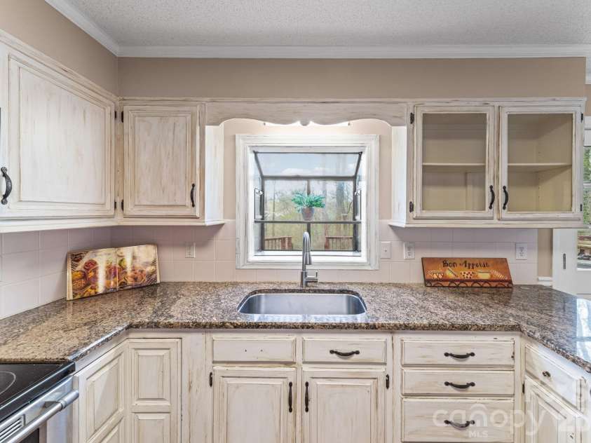 200 Maple Court, Lexington, NC 27295.  MLS# CAR4390895, YatesRealty ID 20911. Kitchen