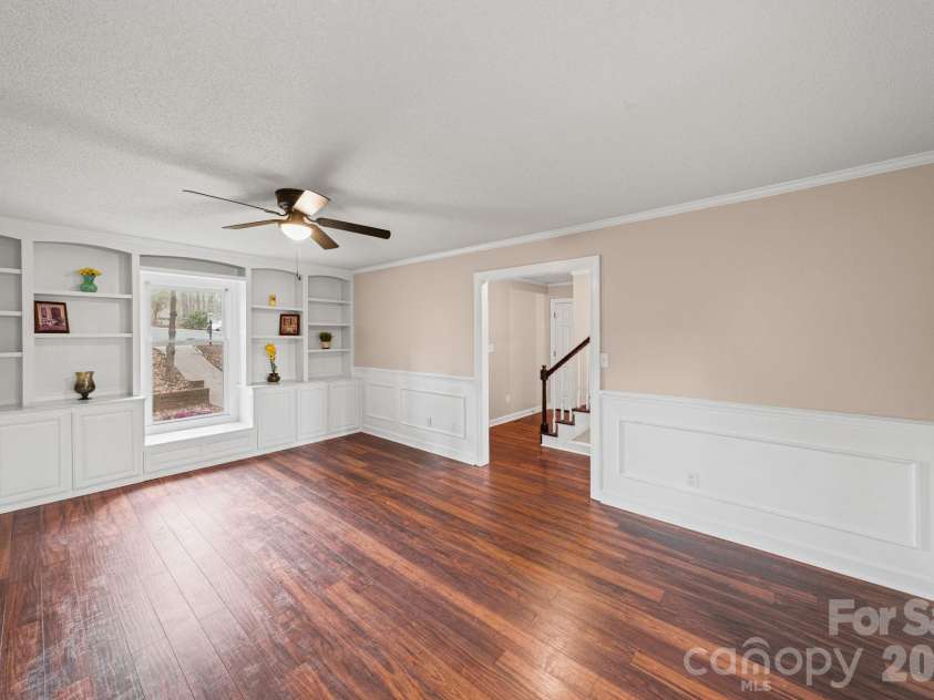 200 Maple Court, Lexington, NC 27295.  MLS# CAR4390895, YatesRealty ID 20911. Living Room
