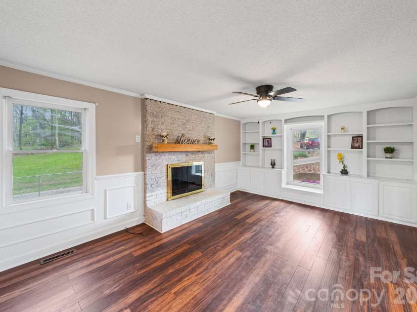 200 Maple Court, Lexington, NC 27295.  MLS# CAR4390895, YatesRealty ID 20911. Living Room