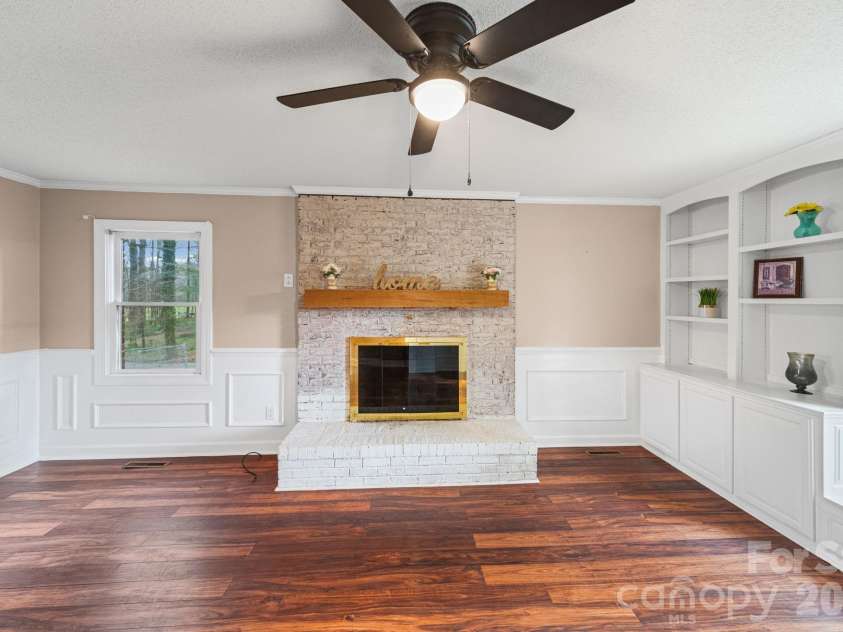 200 Maple Court, Lexington, NC 27295.  MLS# CAR4390895, YatesRealty ID 20911. Living Room