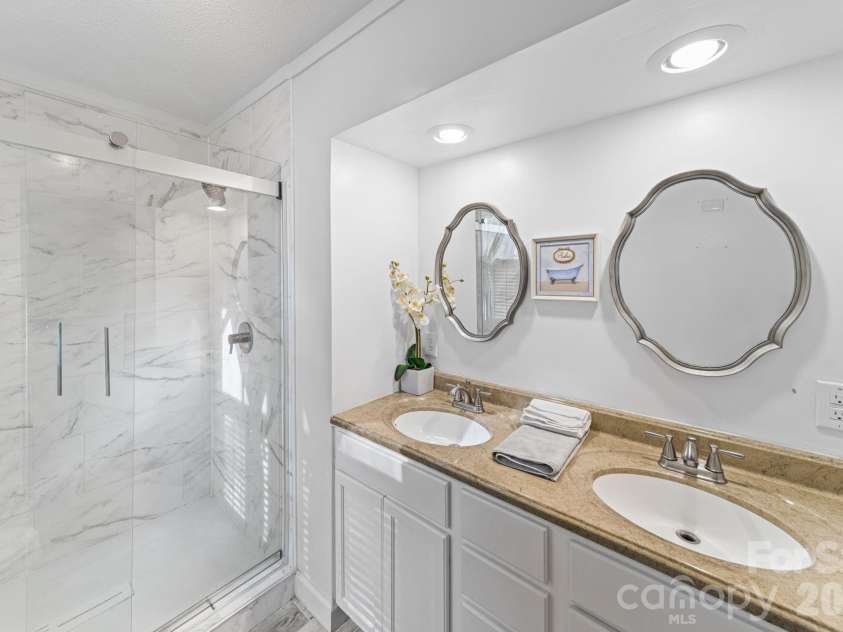 200 Maple Court, Lexington, NC 27295.  MLS# CAR4390895, YatesRealty ID 20911. Primary Ensuite