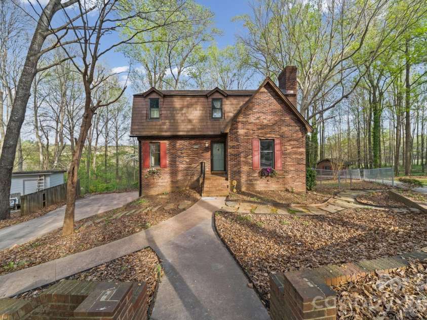 200 Maple Court, Lexington, NC 27295.  MLS# CAR4390895, YatesRealty ID 20911. Welcome Home!