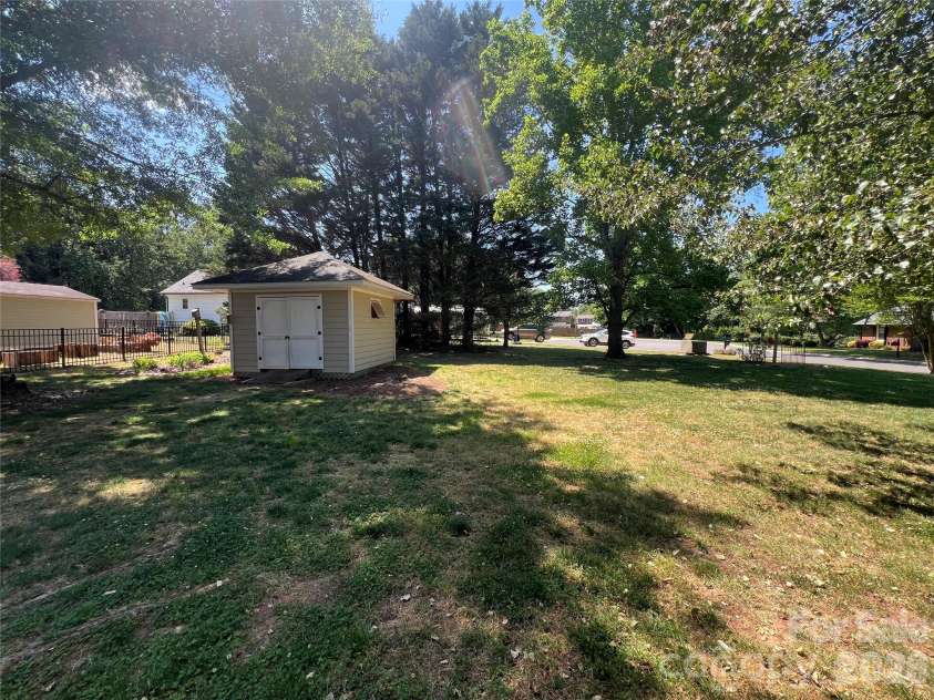 837 Deerfield Drive, Mount Holly, NC 28120.  MLS# CAR4375900, YatesRealty ID 20913. 