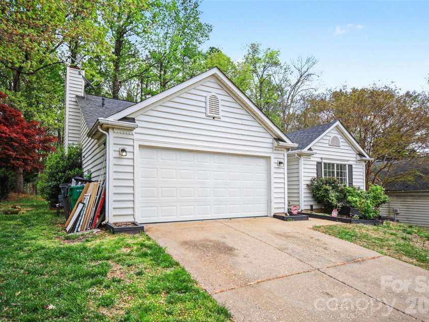 5806 Pennycross Lane, Charlotte, NC 28216.  MLS# CAR4363678, YatesRealty ID 20914. 